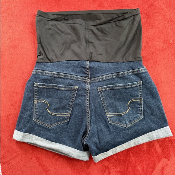 Levi's Signature Gold Maternity Shorts ~ Size Small.  Like New Condition - Picture 2 of 12